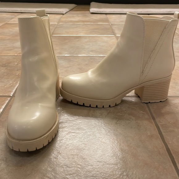 Mia Jody Chelsea Boot - Picture 2 of 2